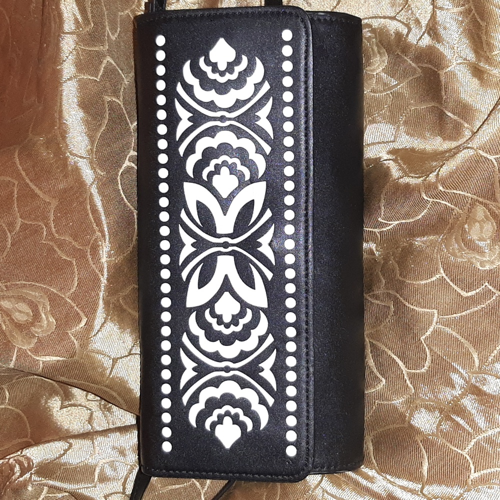 🛍Vera Bradley Black and White Laser Cut Crossbody Bag 🛍